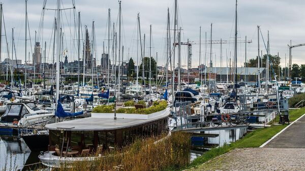 Blick auf die Boote im Jachthafen am linken Ufer.