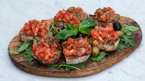 Bruschetta op een houten bord op een tafel
