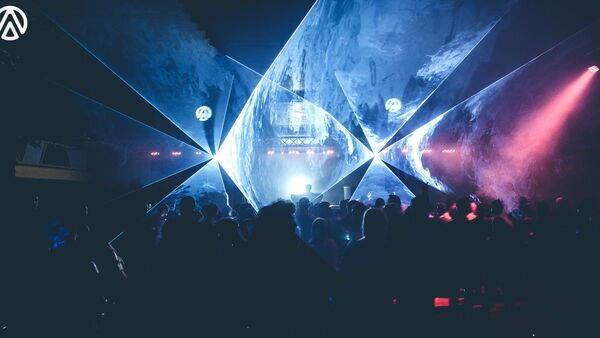 Feestende mensen in Club Ampere