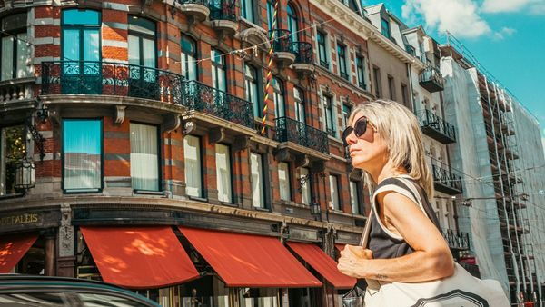 Frau hält Einkaufstasche in der Nationalestraat