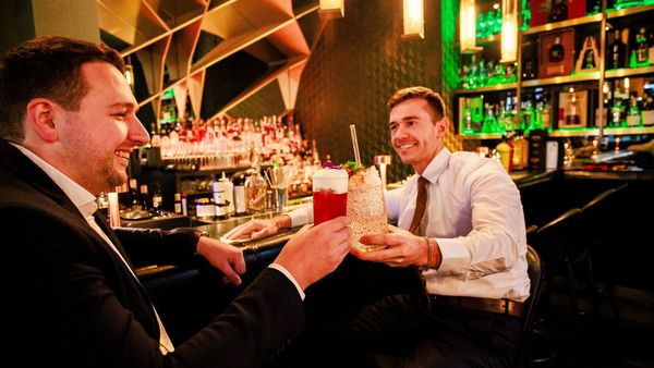 Zwei Männer mit Cocktails in der Hand 
