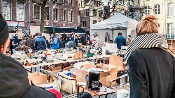 Menschen, die einen Markt besuchen