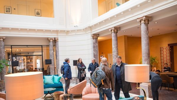Personen am Empfang eines Hotels