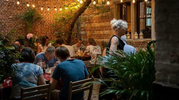Mensen genieten van een etentje in 't Hofke.