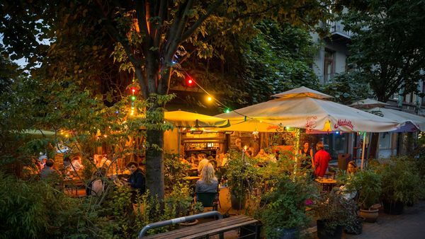 Terrasse de Dansing Chocola dans la lumière du soir