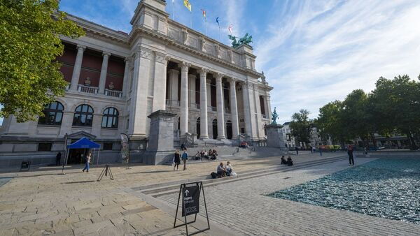 Menschen gehen und sitzen auf den Stufen des Museums KMSKA