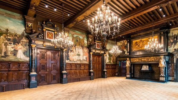 Ayuntamiento, el salón de bodas en el piso "het Schoon Verdiep" con exuberantes lámparas de araña, hermosas tallas y murales