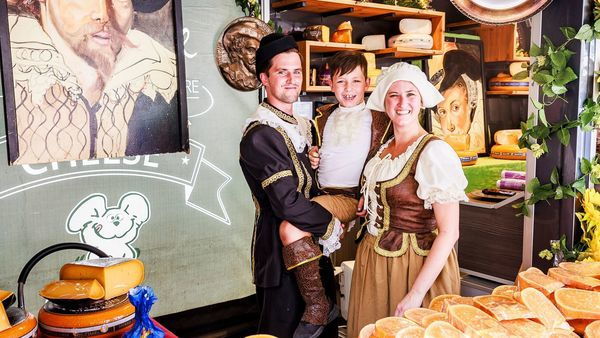 Familie im Kostüm des siebzehnten Jahrhunderts