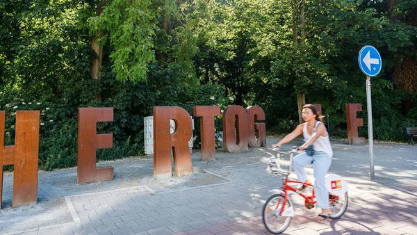 Man doorkruist de stad op een vélo