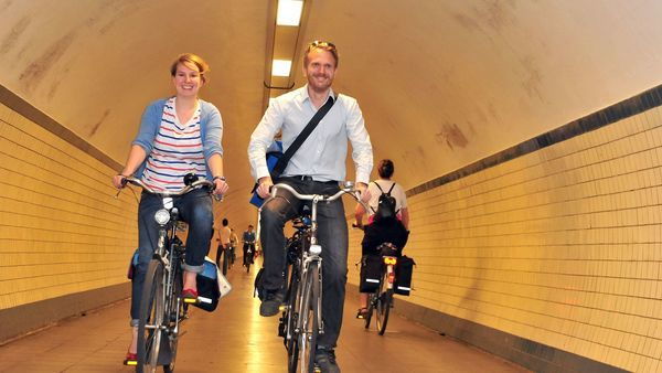 Fietsen door de voetgangerstunnel