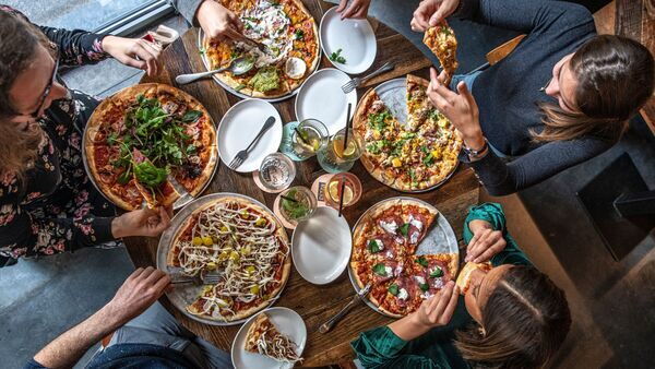 Des copines partagent des pizzas à la pizzeria Otomat