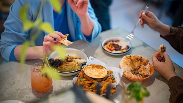 Un couple apprécie le partage de nourriture à Humm
