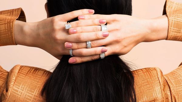 Dame poseert met juwelen van Joallerie Du Centre