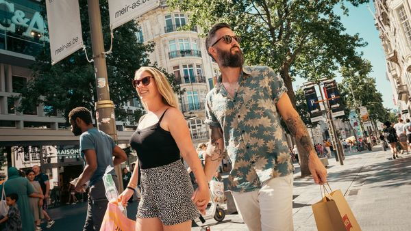 Couple faisant du shopping sur le Meir