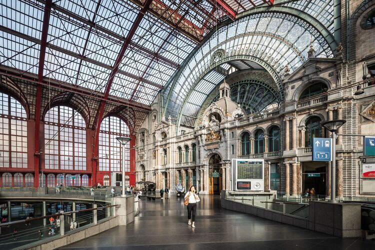 Een vrouw wandelt in het Centraal Station. 