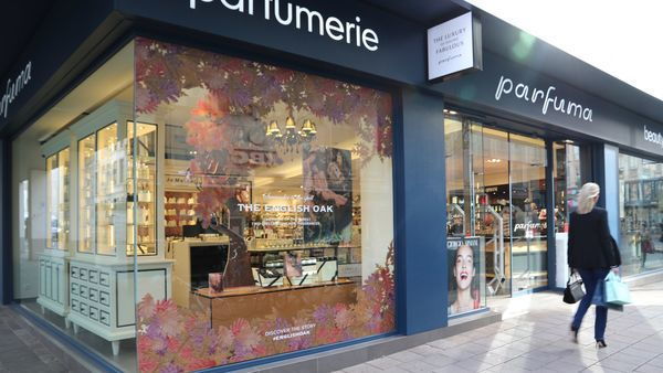 Etalage van winkel Parfuma