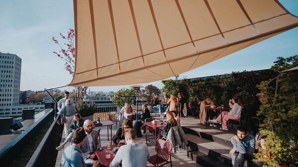 Yust Antwerp Rooftopbar met mensen
