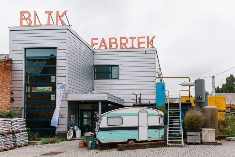 Vintage caravan en industriële installaties aan De Blikfabriek in Hoboken, Antwerpen.