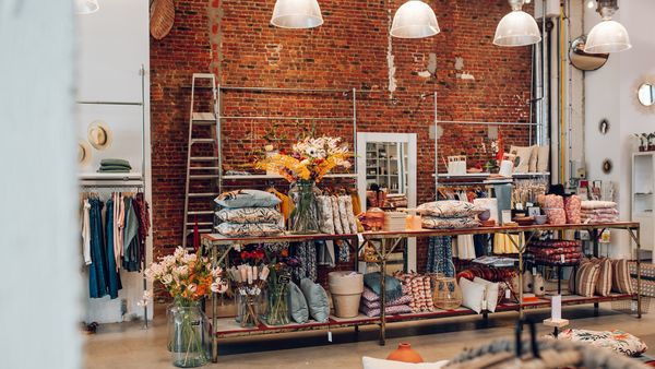 Interieur van Sissy Boy: kussens en kledij
