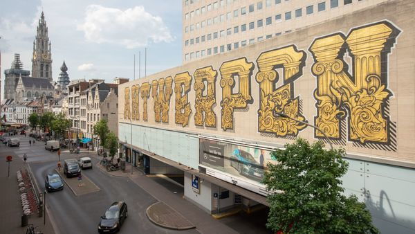 Street art in het Historisch Centrum van Yvon Tordoir: Antwerpen geschreven in gele letters