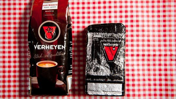 Twee pakjes koffie met daarop de naam 'Amberes' van koffiebrander Verheyen