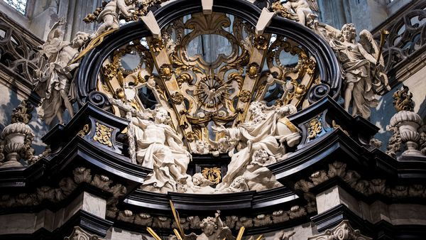 Sint-Jacobskerk, weelderige versieringen met witte beelden en vergulde ornamenten