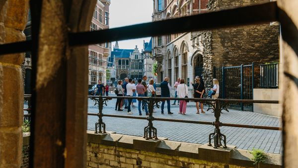 Groep speelt een stadsspel in het historisch centrum