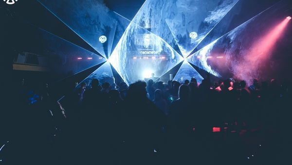 Ampere, club bajo la estación de Amberes