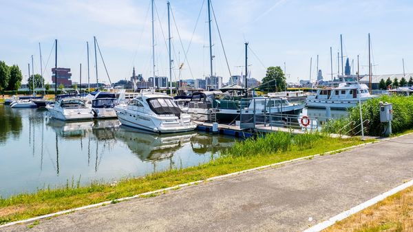 Sint-Anneke, jachthaven met zicht op de skyline van Antwerpen