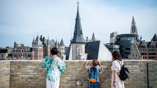 2 dames en een jongen op het dakterras van het Steen