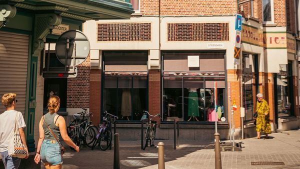 Deux personnes marchant dans la rue Kloosterstraat.