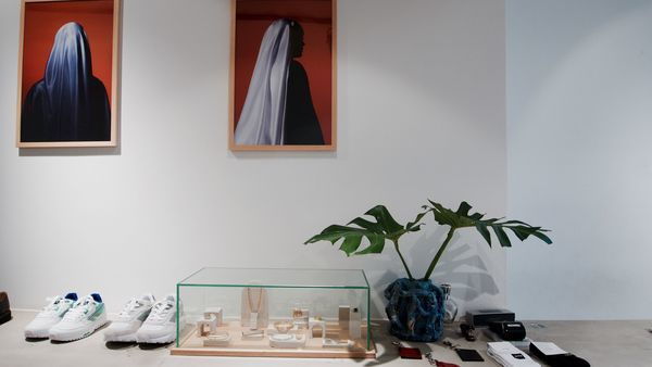 Auslage mit Schmuck und Turnschuhen bei Arte Antwerpen