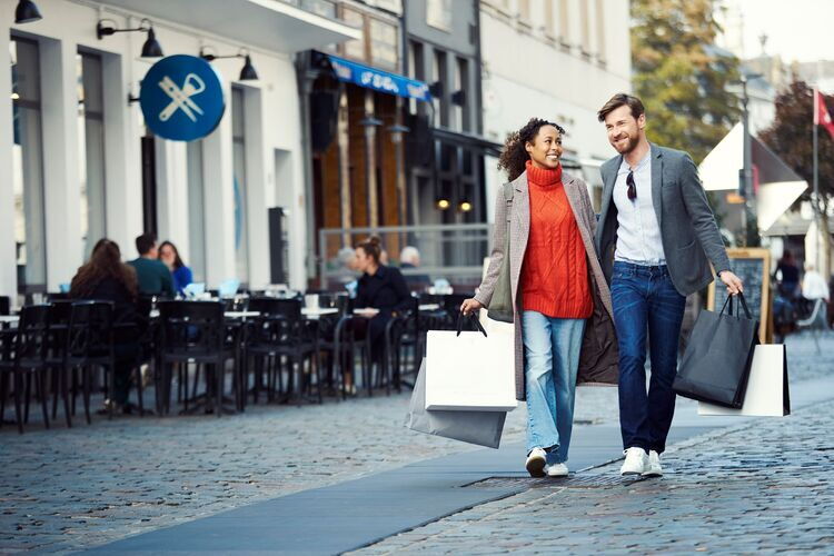 Een koppel met shoppingtassen in de hand