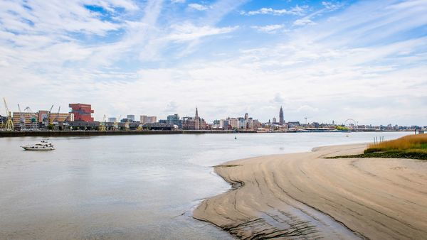 Zicht op de Stad vanop het strand van Linkeroever