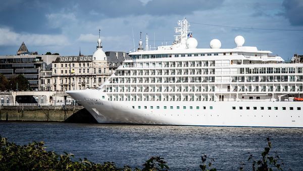 Cruise ship Silver Whisper docked at Steenplein