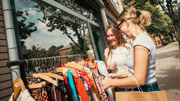 Deux filles regardent un portemanteau dans la rue Kloosterstraat