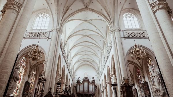 SInt-Andrieskerk, blik op het monumentale plafond in de kerk