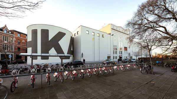 Ansicht des Museums für zeitgenössische Kunst in Antwerpen mit einer Fahrradstation vor der Tür