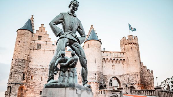 Het Steen Lange Wapper Statue