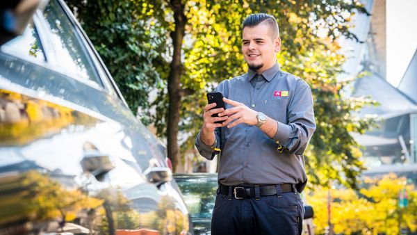 Gardien de parking au travail près du Palais de justice