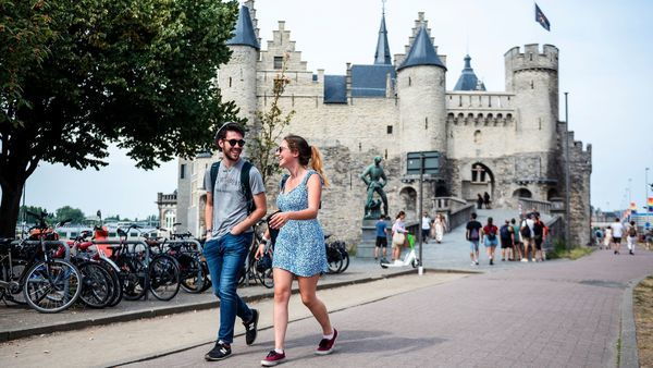 Visitors walk towards Het Steen 