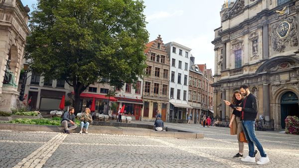 Een koppel op het Hedrik Conscienceplein