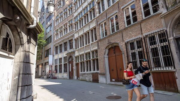 Koppel wandelt door de Kaasstraat met een plannetje vast tijdens de DIVA audiotour