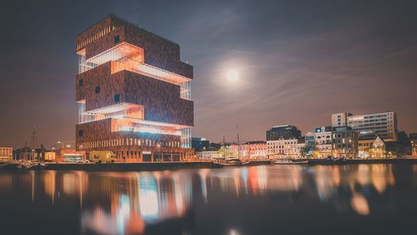 The MAS | Museum aan de Stroom at night, in the foreground the Willemdok.
