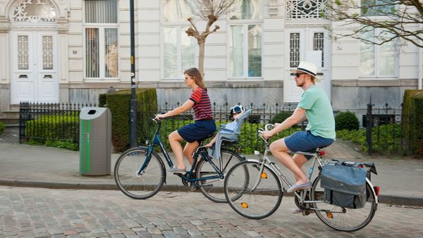 Gezin fietst door de Zurenborgwijk