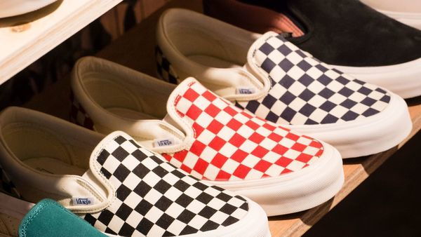 Ausgestellte urbane Turnschuhe bei Vier