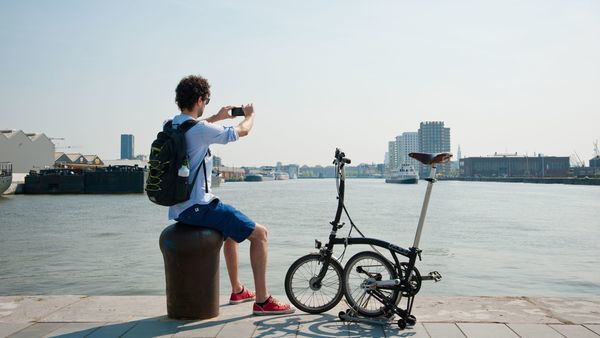 Man taking a selfie at the river Scheldt