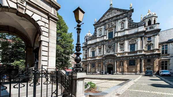 Zicht op Sint-Carolus Borromeuskerk vanaf het Conscienceplein
