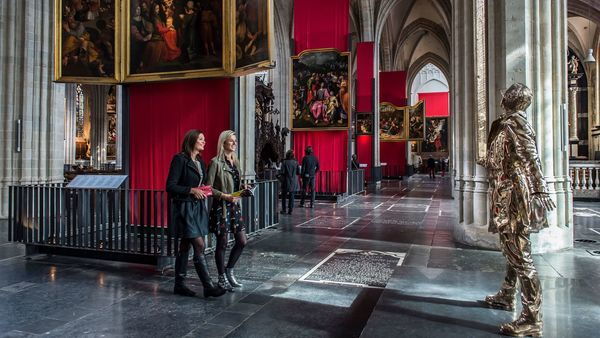 Two women walk through the cathedral with their Antwerp City Card.