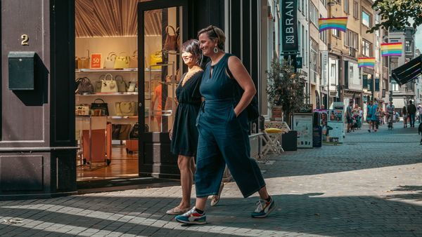 Deux dames se promènent dans la rue commerçante de Wilde Zee